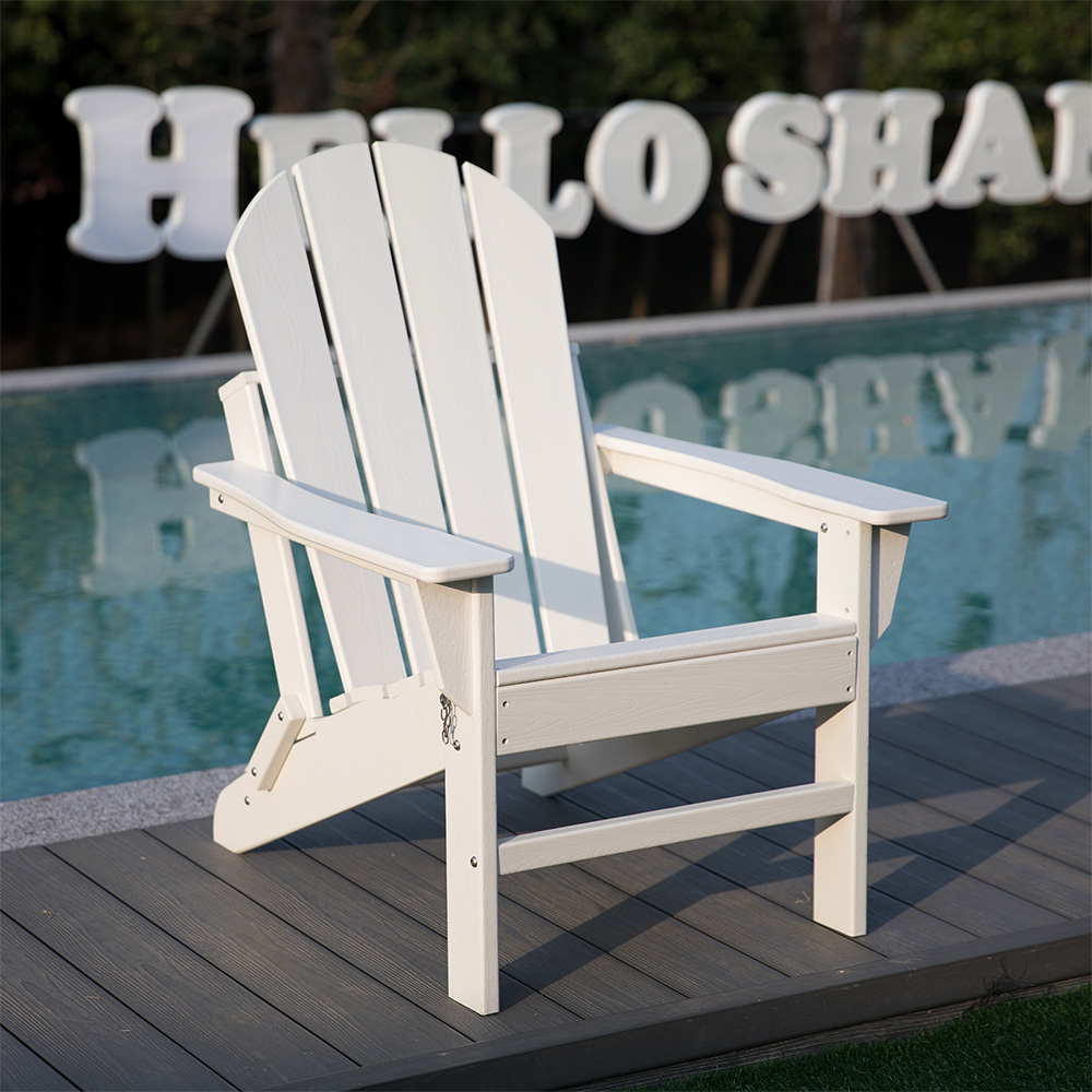 ADM008 Chaise Adirondack pliante en PEHD blanc résistant aux intempéries dans la pelouse du jardin du patio